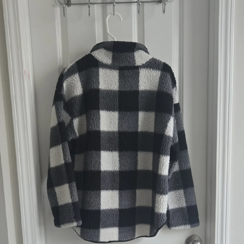 Old Navy Black and White Fleece Pullover - Picture 3 of 3